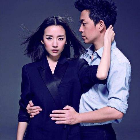 董洁穿婚纱和儿子拍亲吻照，还让儿子扮作老公，育儿方式惹争议