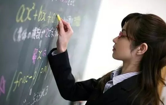 一个富翁收养了一名<em>孤女</em>,谁知,亿万资产和他儿