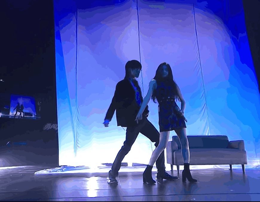 周洁琼隔纱跳舞背影魅惑十足,在舞台上与邓典