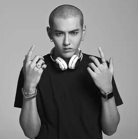 吴亦凡身高1米8的女友曝光?身材好颜值高还创