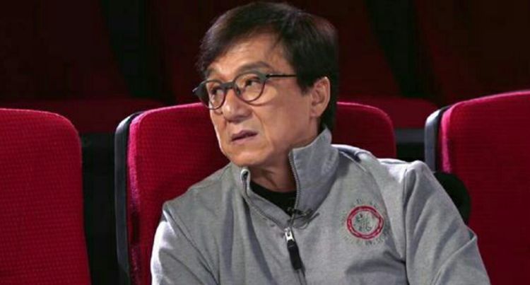 成龙自曝曾摔伤脑袋濒临死亡，凭借好人缘请来“神医”捡回一命