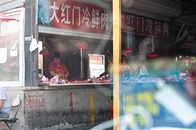 銷售：通州區大運河花鳥市場，賣“注水肉”的攤位掛著正規廠家的招牌。