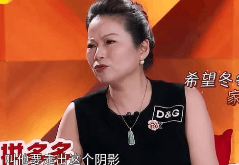 陈学冬蜷缩在茶几底下抹泪,大姨倍感自责,梅婷