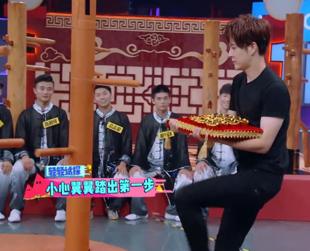 维嘉看到徐海乔露出短裤,善意提醒,杨洋的动作给满分
