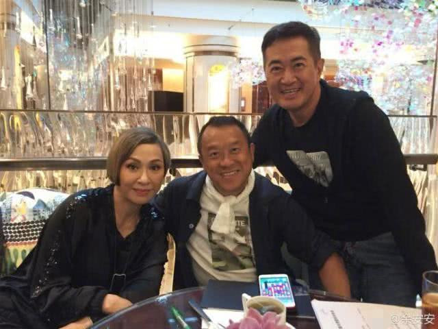 周润发59岁前妻晒美照,身穿露肩高叉礼服,网友