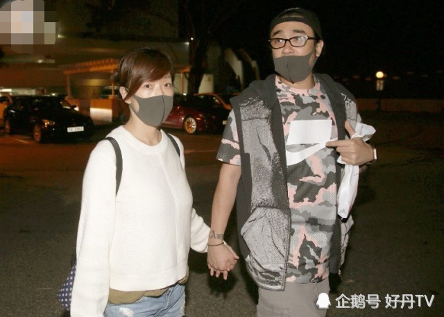林忆莲与老公十指紧扣超恩爱，女儿却不太省心