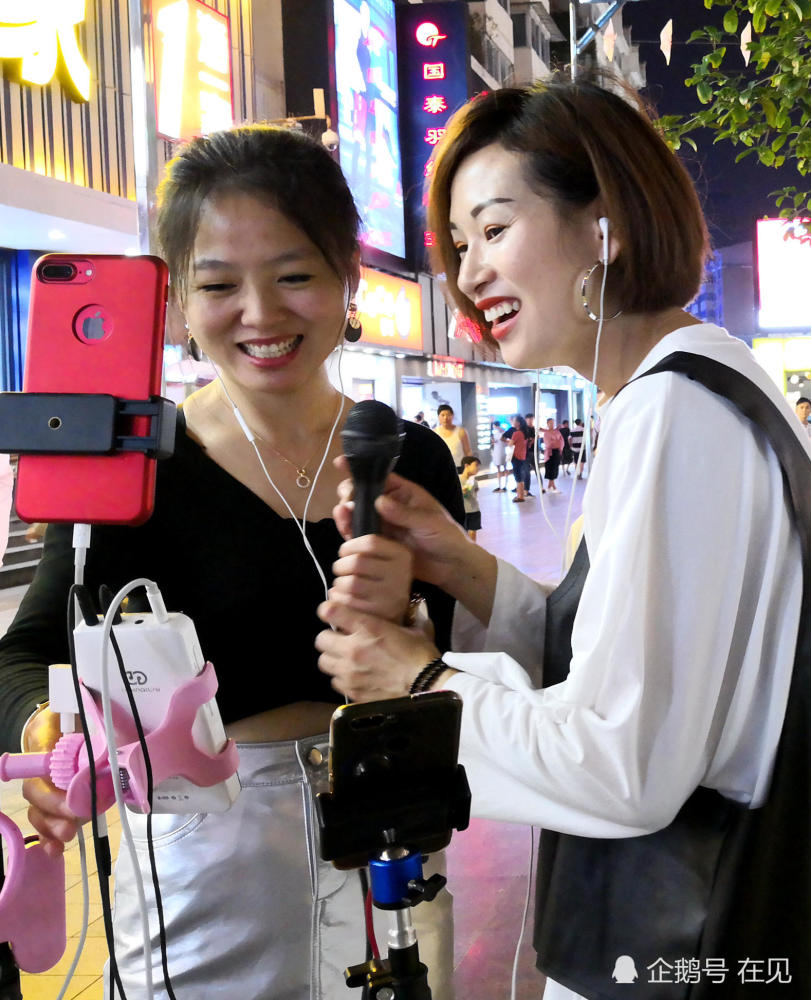美貌亲姐妹街头直播收获40万粉丝:不想靠颜值