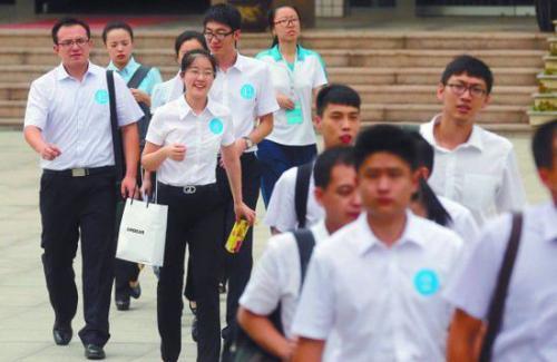 公务员面试发现对手家里背景强大,考生:吓唬