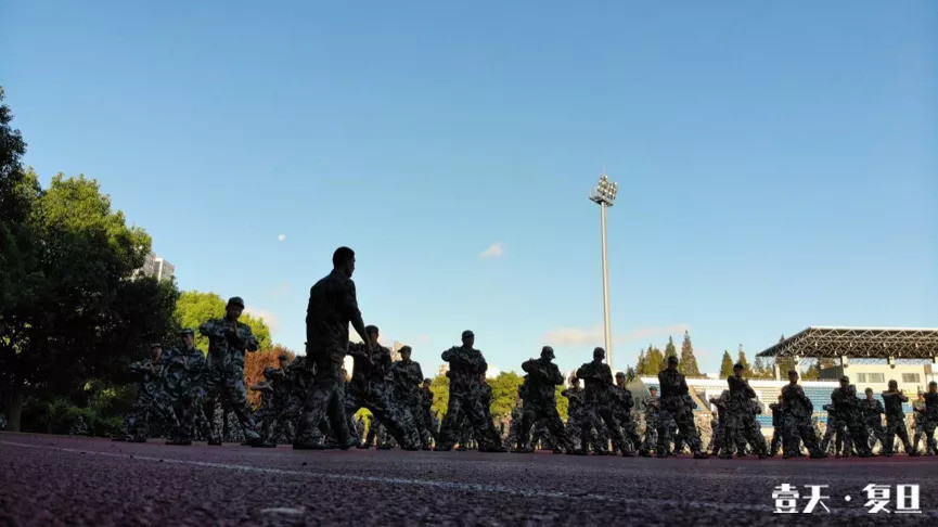 阳光灿烂的日子,在复旦田径场军训一天是怎样
