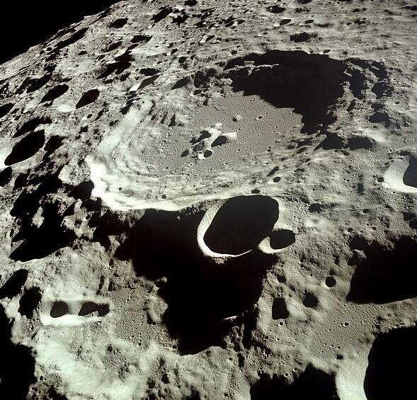 月球背面的这个陨石坑比夏威夷岛还大,一度被认为是