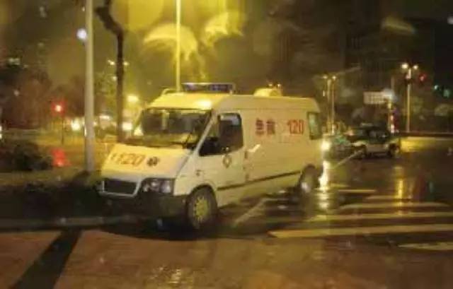 时评 | 空载救护车闯红灯撞死人到底谁来担责