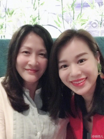 胡杏儿晒与陈慧珊合照，两位颜值依旧再现港剧回忆杀