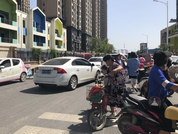 郑州一小学门口成停车场日记安保:交警也没办的生鱼小学学校图片