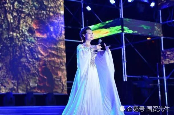52岁歌唱家梦鸽近照曝光  为公益活动献唱