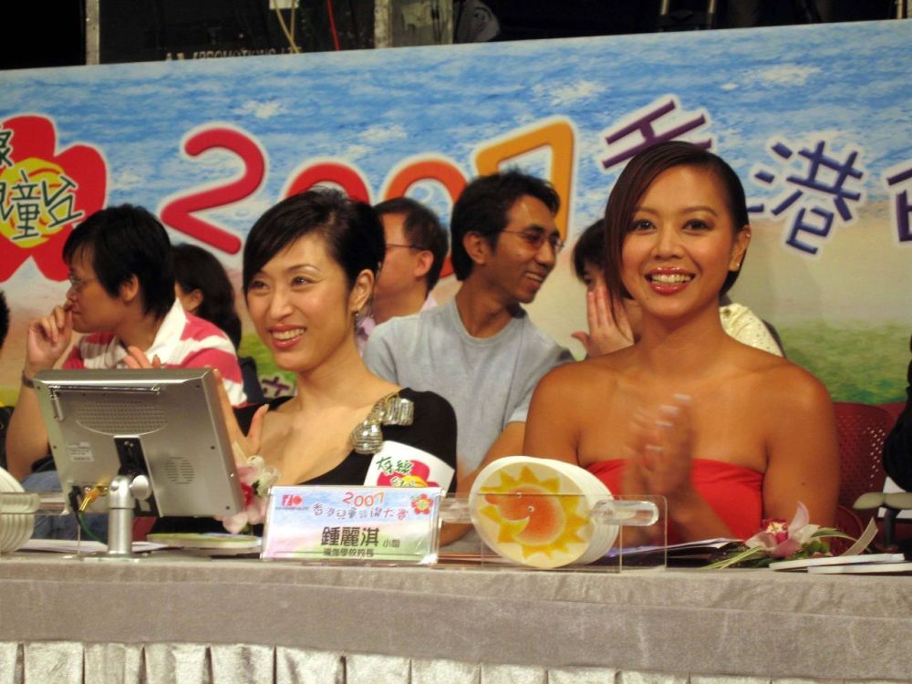 曾是香港小姐冠军，如今已年过半百却依然单身！