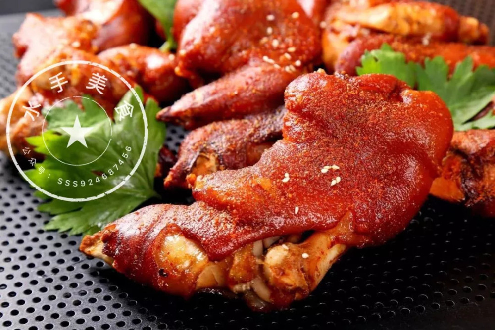 脆皮猪手特色:啤酒鸭是这道菜的原形,我们加入了煨入味的黑豆一起烹调