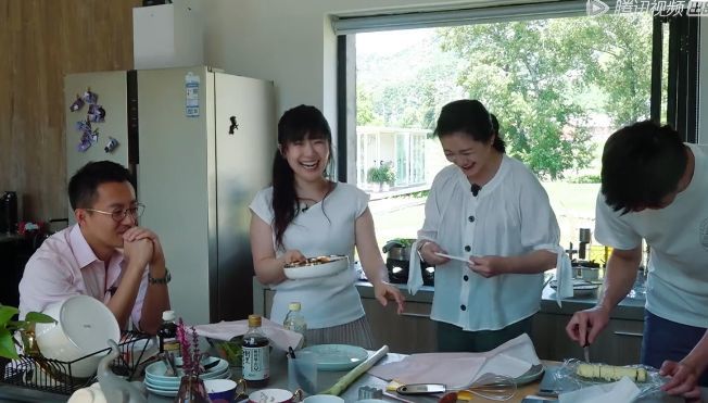 大S拍照却很顽皮，整蛊江宏杰很欢乐，汪小菲陪着她胡闹超幸福