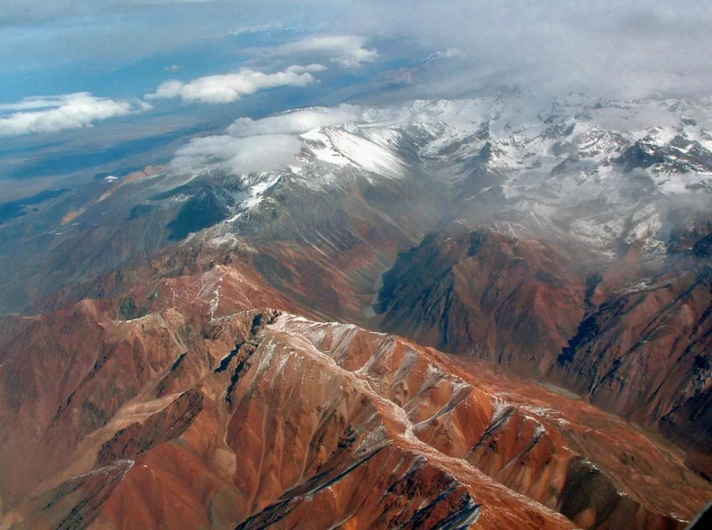 它是地球表面最长的山脉,也是亚洲以外的最高山