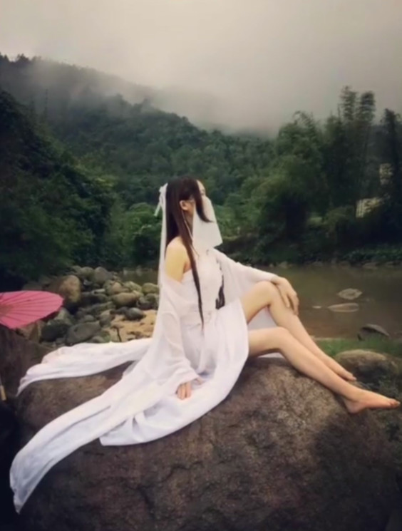 抖音最美"背影杀"古装女神,当看到她转身的那一刻,网友哭了:求求你