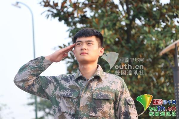 95后男生退伍考入重庆高校 自愿担任学生军训
