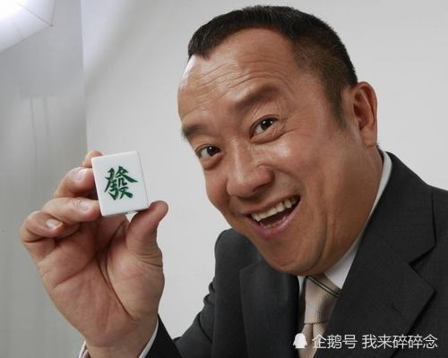 65岁曾志伟近照，两个女儿貌若天仙，两个儿子差距大让人意外！