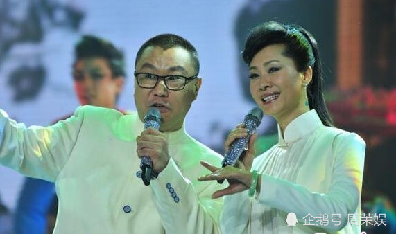 49岁尹相杰近照:身材臃肿一脸沧桑,与美女歌手