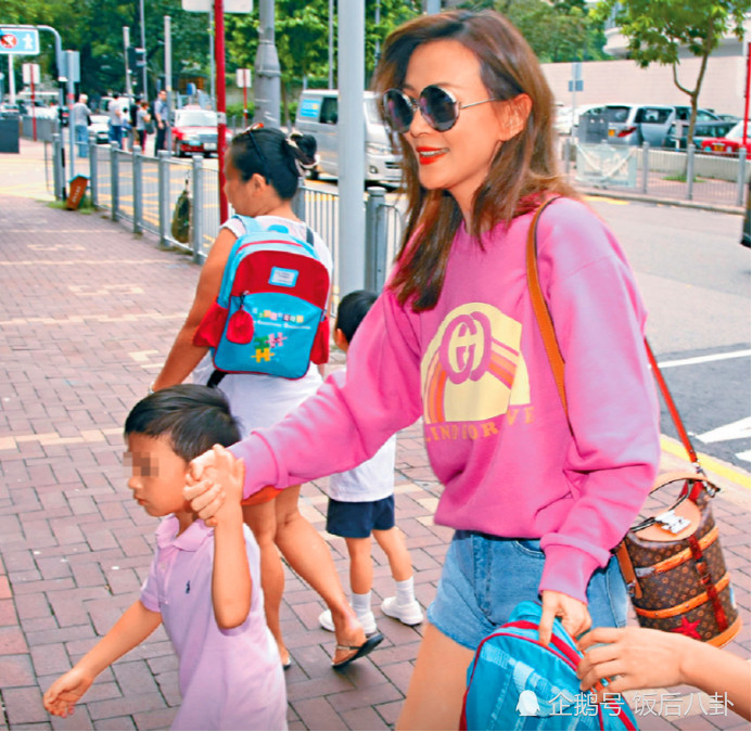 诸葛亮63代后人送儿子上学满身名牌，港圈最低调阔太仍是郭晶晶