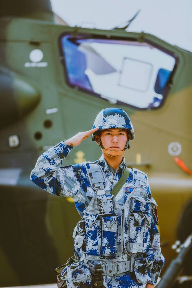 王威班长退伍后首开微博,第一个关注的班级成