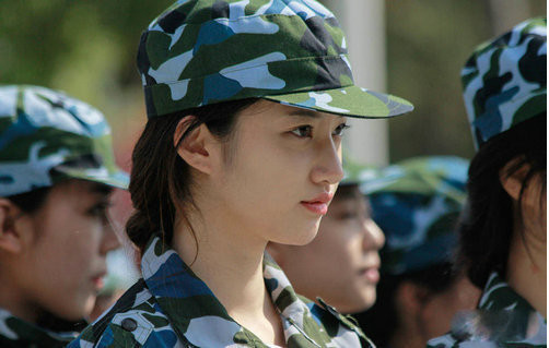 大学军训后,军训服装都去哪了?宿管阿姨背后透