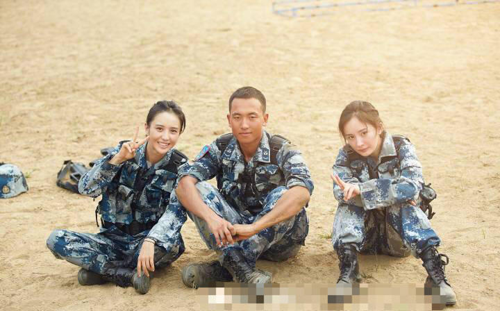 王威班长退伍后首开微博,第一个关注的班级成