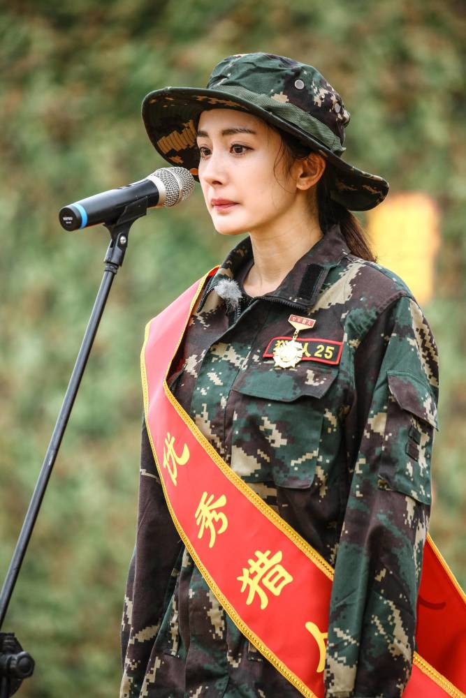 王威班长退伍后首开微博,第一个关注的班级成