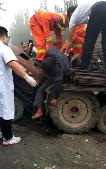 定蠡县潴龙河大桥上两车惨烈相撞 一人当场殒命