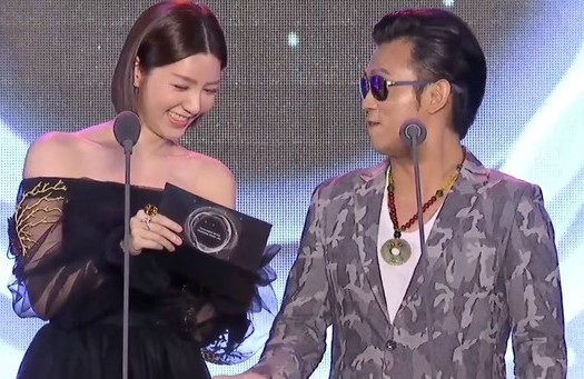 颁奖不会念英文？郭雪芙还原现场“开信封时我慌了”