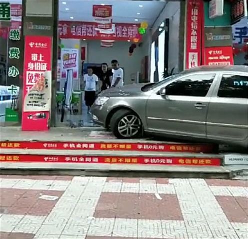 女司机把自己的车横停在营业厅,还淡定下车,路人看后围观拍照!