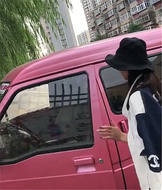 街头偶遇"粉色"五菱宏光,本不会太注意,但女车主实在