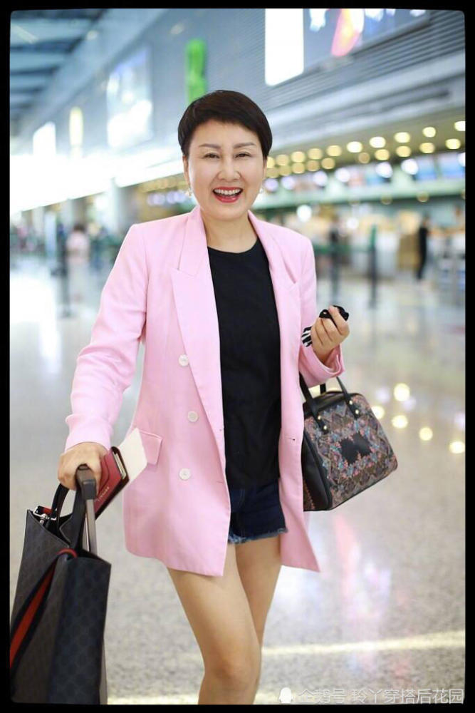 55岁张凯丽敢穿这么短的短裤!不过腿太接地气