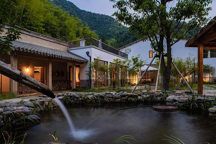 千岛湖一座山林溪水边的庭院民宿,住进一间房,独享一座山