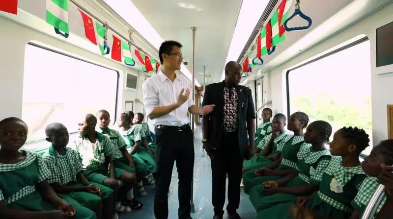 导演组联系50多家企业,这档节目如何寻找不简