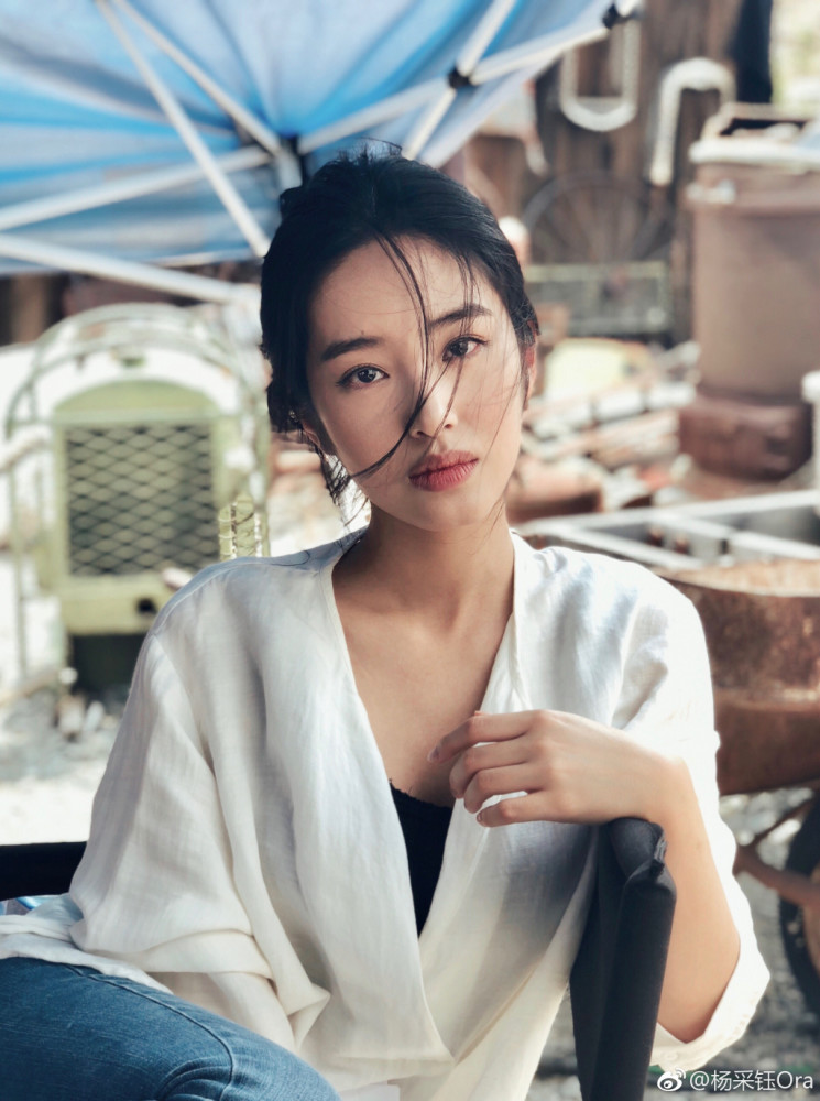 杨采钰旧照曝光遭网友质疑整容,圆脸变瘦眼皮