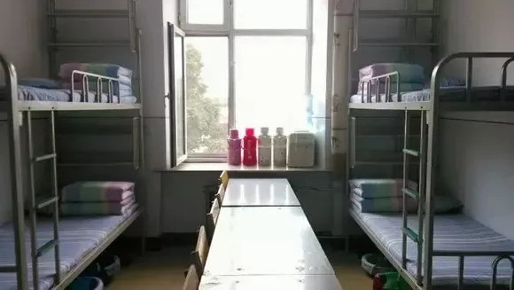 宿舍人数:女生四人间,男生6人间.