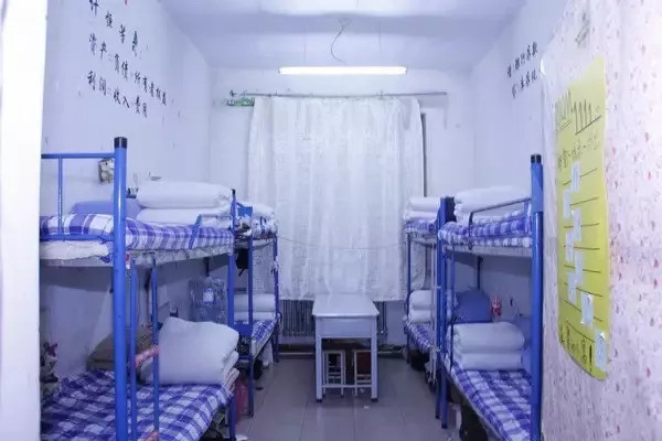 △ 公共洗漱间△ 男生寝室黑龙江东方学院宿舍人数:4-5人间.