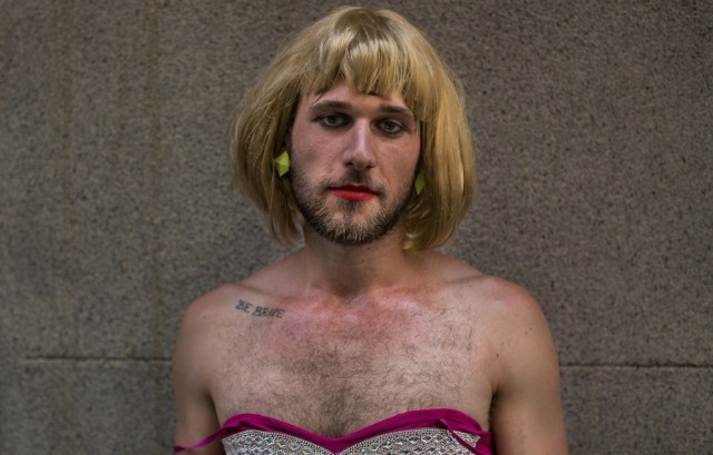 穿着高跟鞋如何跑过霸王龙?西班牙男人交出了