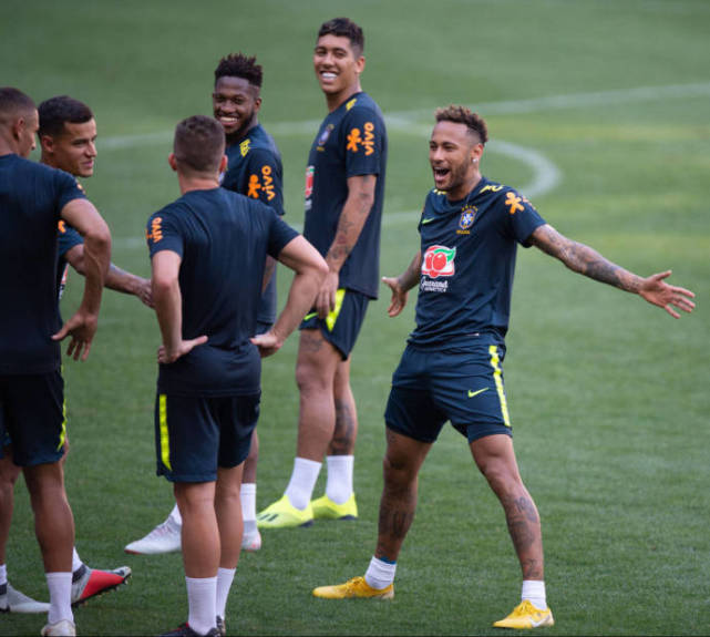 完成度咋样?内马尔训练中模仿C罗招牌庆祝