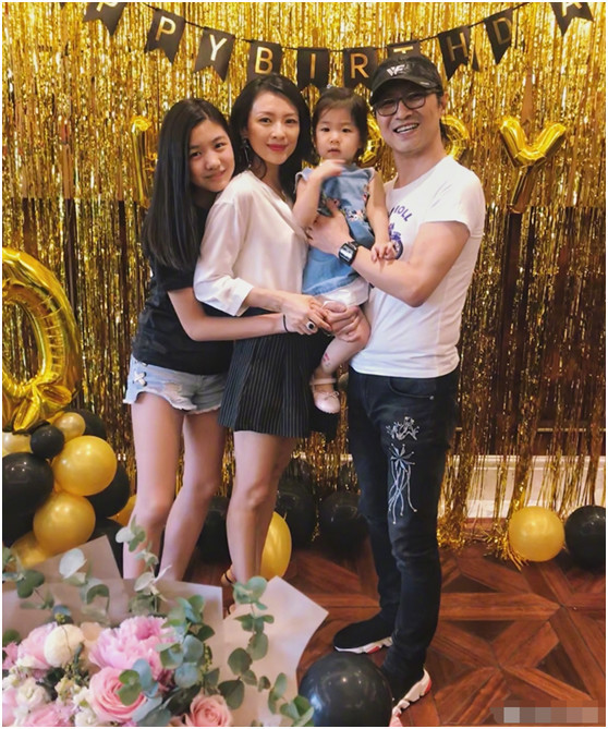 章子怡带3岁女儿参加节目,汪峰却晒美女合照,