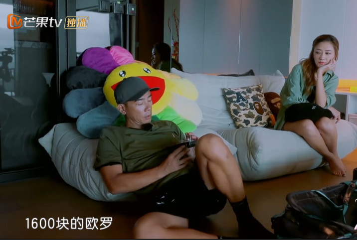 陈小春用的靠垫5千块，抽纸盒是奢侈品，却让应采儿出国少花钱