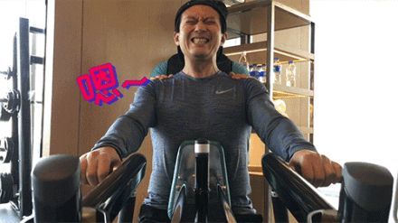 健身真的不容易,看看邓超痛苦的表情,小8我就真的很佩服.