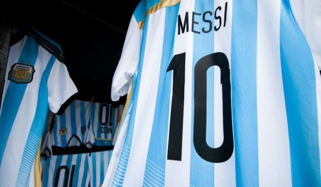 阿根廷暂时封存10号球衣等待梅西回归 迪巴拉选择21号