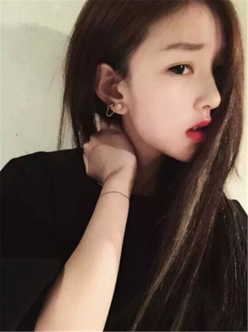快手网红炫迈妹儿,仅16岁长相清纯的她,为何被骂"公交车"?