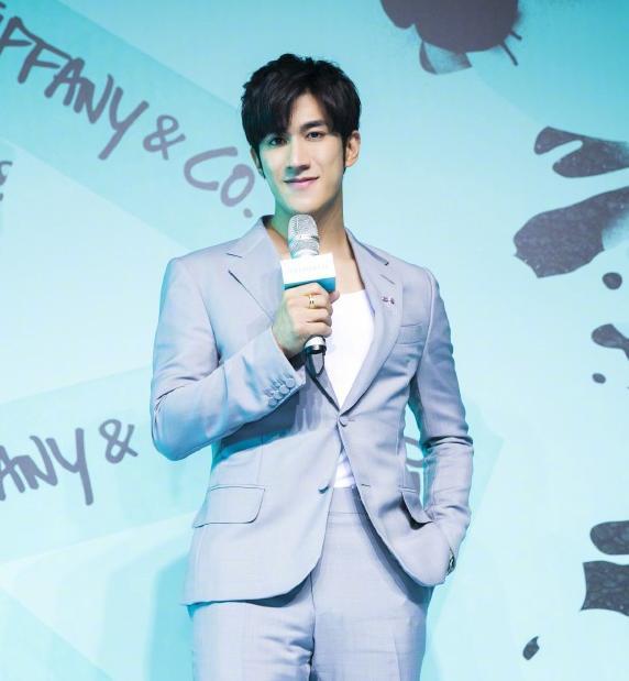 当李治廷、鹿晗同穿蓝色西装，终于明白恋爱中的男人有多迷人了