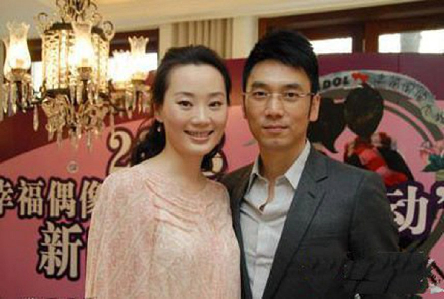 被第一任老婆捧红,靠着第二任老婆发家,现在他的资产惊人!